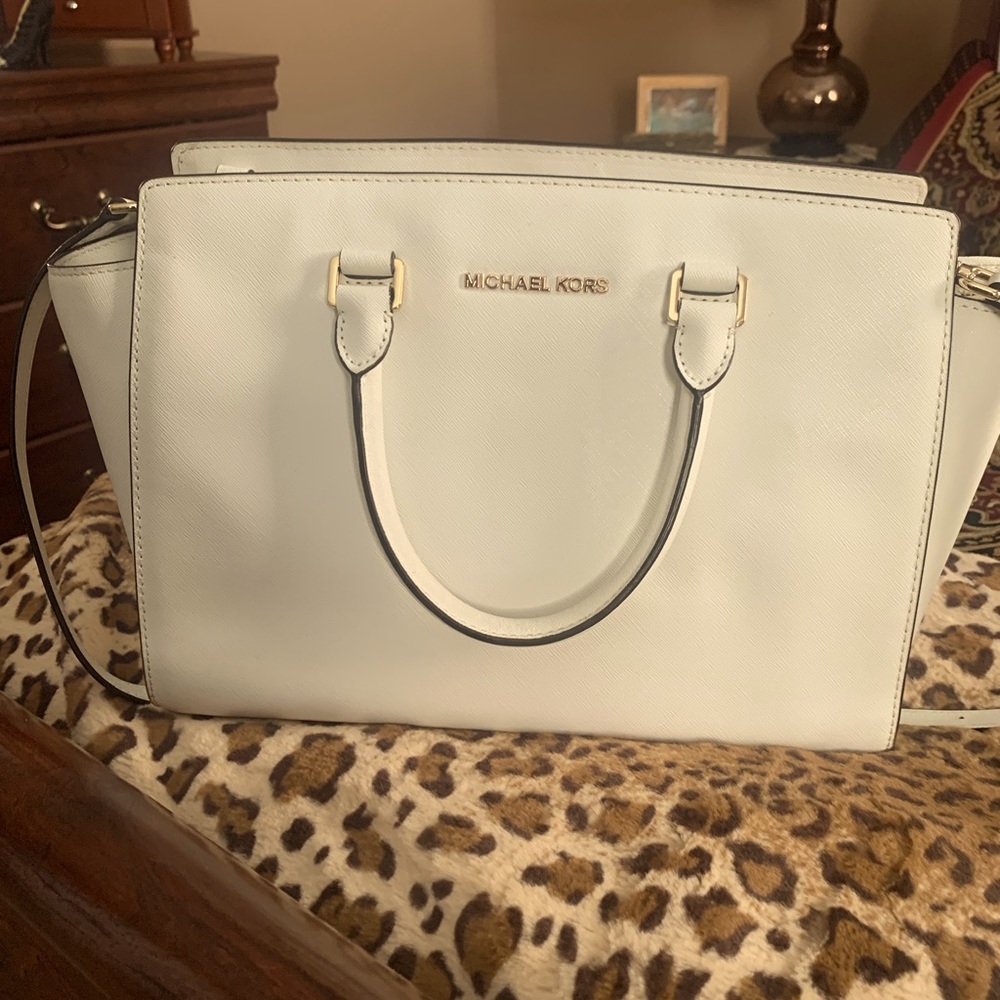 Beautiful classic MK bag in crisp white with gold hardware